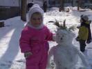 две снежных девчушки